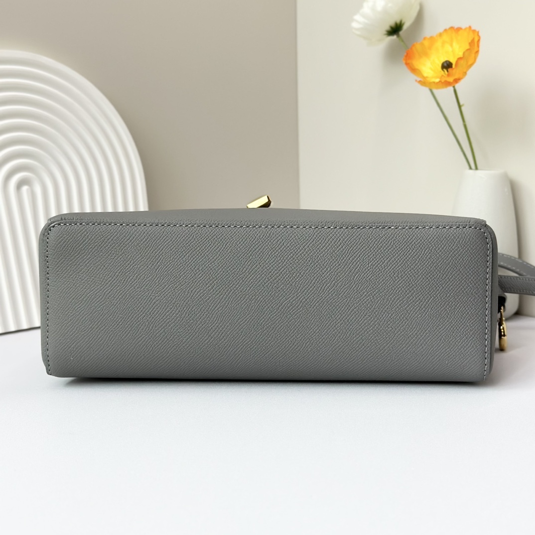 𝓛𝓸𝓻𝓸 𝓟𝓲𝓪𝓷𝓪 諾悠翩雅
𝑬𝒙𝒕𝒓𝒂 𝑩𝒂𝒈 𝑳𝟐𝟕 
寬開口加大容量斜挎包，包型設計更立體更有型，包身採用進口原廠小牛皮，手感柔軟而獨特，包包內部結構多了內袋。雙向加長拉鍊開合，配有My Charms金色金屬掛飾（LP特級純鋼五金配件）
size：27*16*10釐米
配全套專櫃禮盒包裝🎁