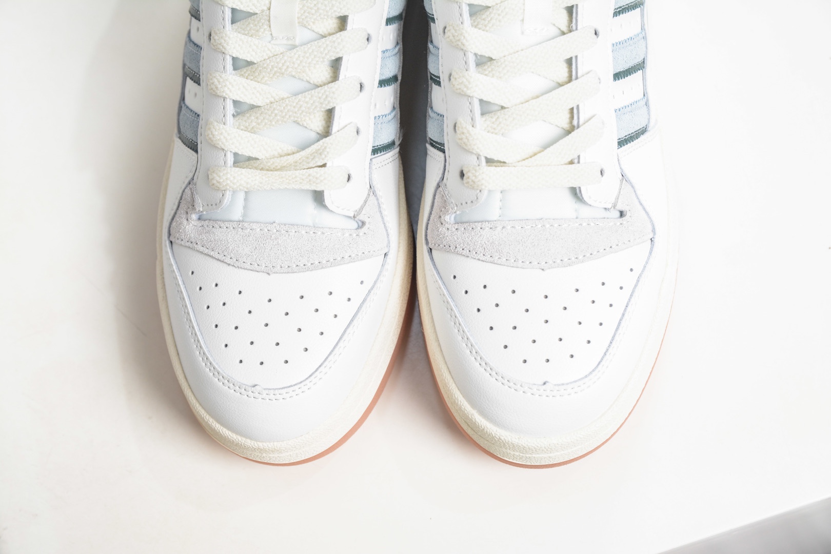 adidas Originals Forum 低幫百搭潮流休閒運動板鞋  
貨號：IG3946
尺碼：36 36.5 37 38 38.5 39 40 40.5 41 42 42.5 43 44 45