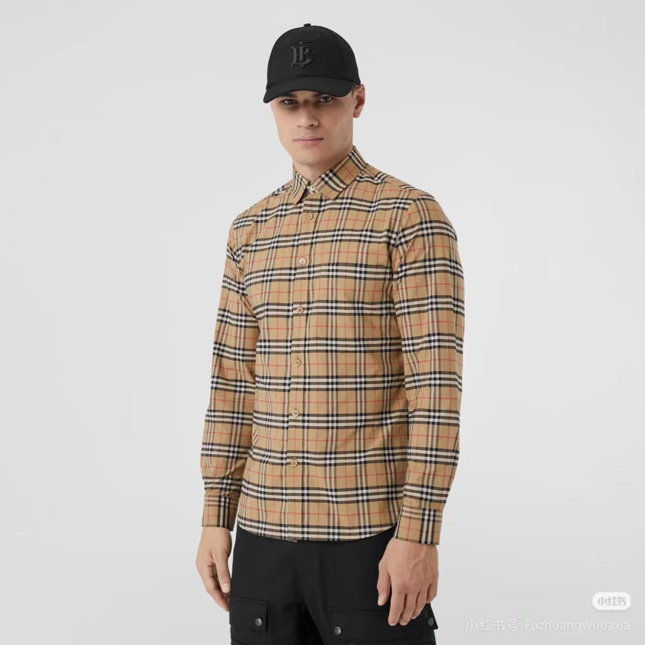 Burberry/巴寶莉 經典口袋小格紋棉質長袖襯衫
面料採用雙股80支梭織小斜紋面料，格紋對位，
紗線定織定染，每個獨立的尺碼都是定位裁片，前幅，口袋，
袖子等部位都是對格對位的，工序複製，費時費料，採用純天然珍珠貝殼紐扣，
洗水嘜定制，多處手工一片一片激光剪裁對位，
所有工序，用料都是ZP做法，區別市面一眼假版本
顏色：卡其小格
S Size：S-XL