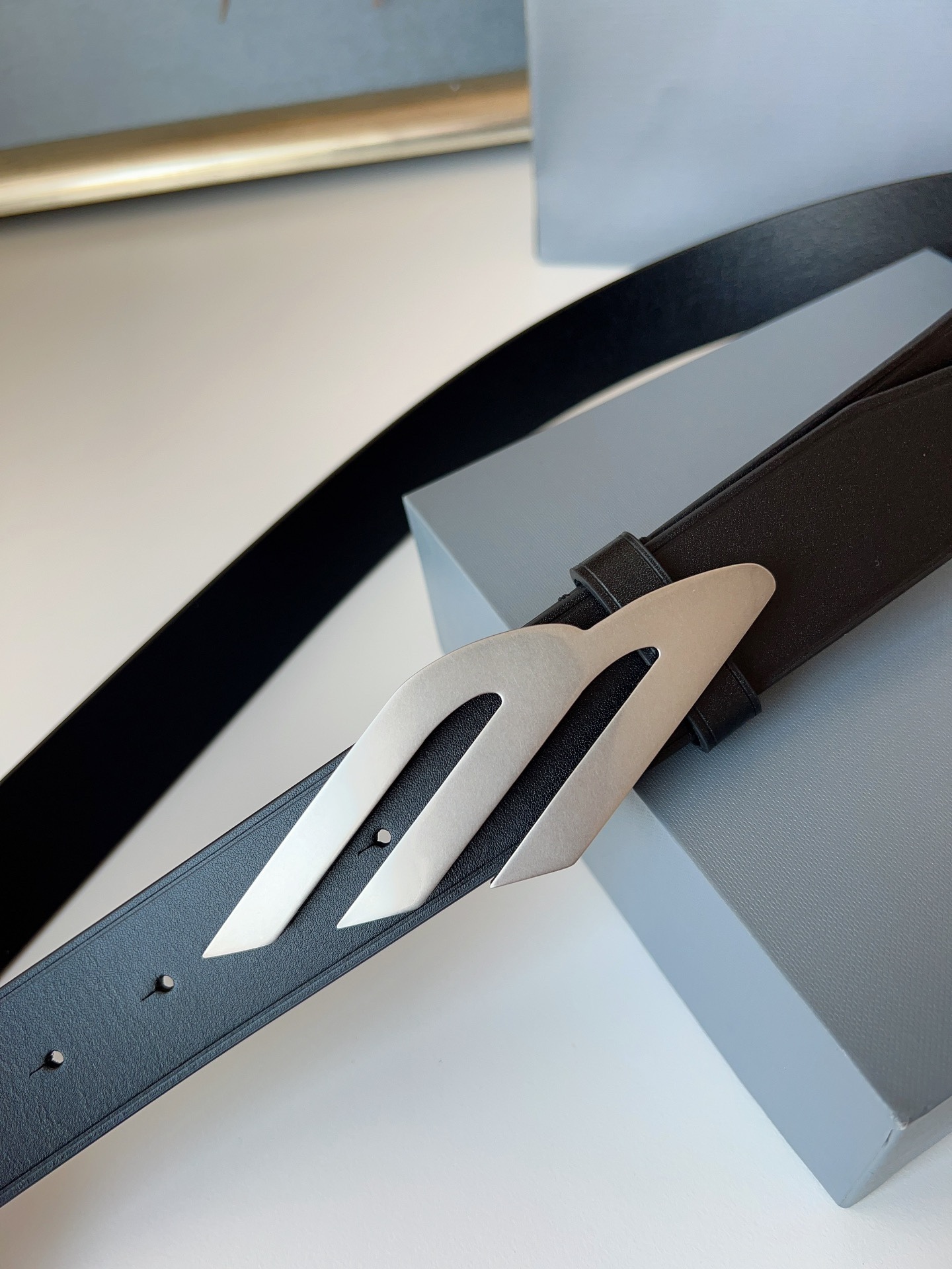 巴黎世家（Balenciaga）寬度3.5cm 是法國的奢侈品牌，作為時尚界最具影響力品牌之一的地位。設計師源於：都市時尚潮流獨特的設計風格，採用進口小牛皮製作；搭配純銅復古五金，使其更具魅力。值得擁有的百搭精品！