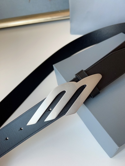 巴黎世家（Balenciaga）寬度3.5cm 是法國的奢侈品牌，作為時尚界最具影響力品牌之一的地位。設計師源於：都市時尚潮流獨特的設計風格，採用進口小牛皮製作；搭配純銅復古五金，使其更具魅力。值得擁有的百搭精品！