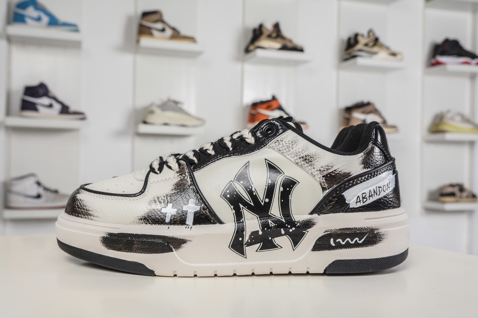 MLB Chunky Liner 黑白暗繪 塗鴉定制配色學長鞋系列低幫老爹風輕量增高厚底百搭休閒運動慢跑鞋 
貨號：3ASXCA12N 50WHS
尺碼：36 36.5 37.5 38 38.5 39 40 40.5 41 42 42.5 43 44 44.5 45