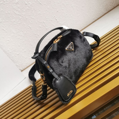 【 原單】🎉最新款迷你手袋🎉1BH208羊毛🎉🎉這款迷你手袋結構挺括，風格百搭，搭配柔軟的羊毛皮，彰顯冬日魅力。皮革細節與雙向拉鍊開合和金屬五金配件錦上添花，飾有塗琺瑯三角形金屬徽標。內配進口小羊皮，上身效果非常酷/時尚，冬天必備爆款🎉寶寶們，趕緊入手吧
尺寸：長19.5x高13x底6cm