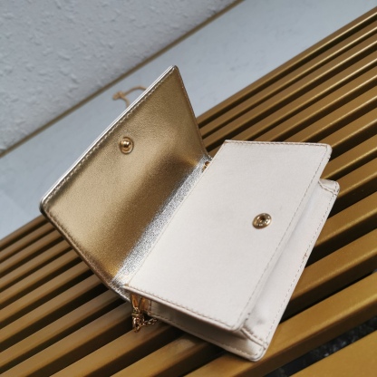 【 原單】🎉2023新款金色系項鍊水晶小包🎉1MR024🎉🎉這款Duchesse面料卡片夾通體飾以仿水晶，於表面營造出光影格調和虹彩炫色，彰顯華美且不失功能性的設計。最愛是這條可拆卸可調節鐵璉肩帶，又可當腰包裝飾😍😍又可當搭配衣服項鍊裝飾，中間三角形標可調節活動，賦予單品多樣的佩戴方式。空間可裝口紅💄/耳機/鑰匙🚗....夜燈下bling bling,太美了。值得入手🎉🎉尺寸：長11.5cm*高8cm