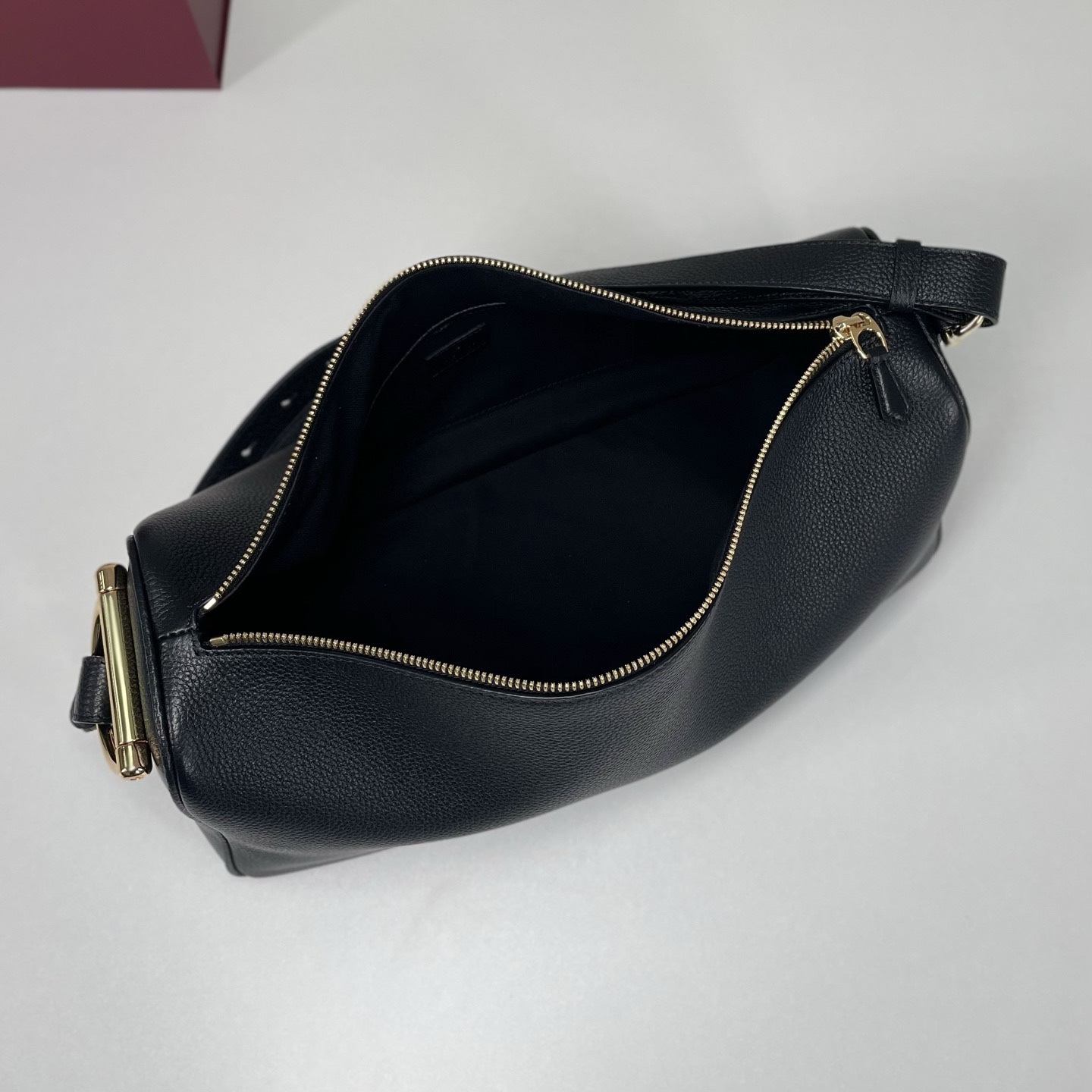 Gucci Half Horsebit系列大號肩背包，煥新呈現，以現代風格煥新演繹品牌最具標誌性的元素之一。該系列巧妙融蘊休閒廓形與標誌性的半馬銜扣配件，這也是其名稱的由來。內部：一個開口袋，可調節牛皮革肩帶，款號862530  尺寸38X20X15