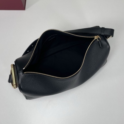 Gucci Half Horsebit系列大號肩背包，煥新呈現，以現代風格煥新演繹品牌最具標誌性的元素之一。該系列巧妙融蘊休閒廓形與標誌性的半馬銜扣配件，這也是其名稱的由來。內部：一個開口袋，可調節牛皮革肩帶，款號862530  尺寸38X20X15
