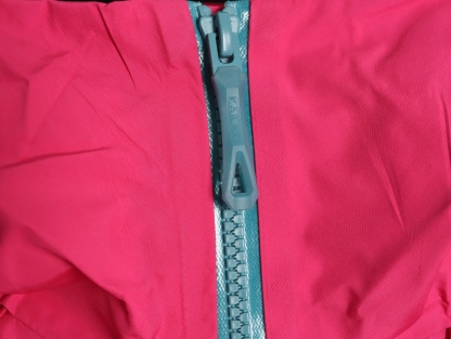 🔝Kailas 凱樂石· MONT X- LT  輕量化衝鋒衣外套

戶外與日常的理想之選，為你帶來極致體驗：

• 超輕量設計：M碼僅重284g，全衣重量減輕54%，極致輕量，穿上宛如無物，長時間徒步、攀爬毫無負擔。收納後體積小巧，如同一瓶礦泉水大小，輕鬆塞於背包一角，不佔空間。

• 卓越面料性能：採用40D GORE - TEX 3L面料，防水指數高達20,000mmH₂O以上，能抵御暴雨侵襲，在雨中行走也可保持身體乾爽。防風性能出色，可有效阻擋狂風。透氣指數達10,000g/m²/2