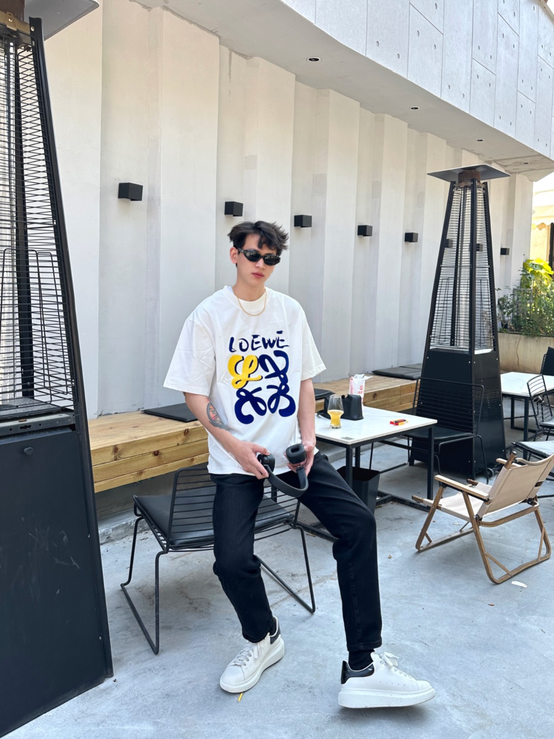 Loewe/羅意威 25ss 塗鴉彩繪植絨印花短袖T恤
260g棉質布料40支雙紗面料，無蝕塵‬毛藝工‬處布理‬面，紡織密度高，垂感佳，不易變形。
厚織感加上緊密紡紗工藝，不會影響Tee的透氣性，成色的飽和度很高
胸前撞色塗鴉彩繪植絨印花工藝
版型上身效果好，百搭好看的一款T恤，寬松版型遮肉顯瘦不挑人
顏色: 白色，黑色
S Size：S-XL