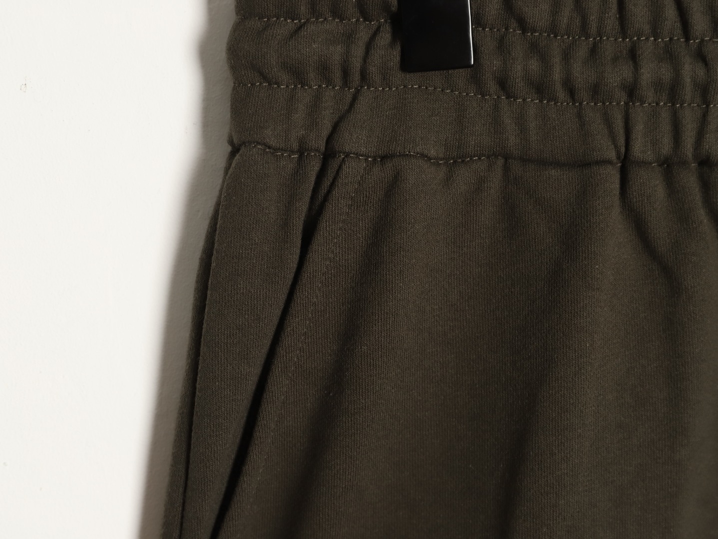 Burberry/巴寶莉 24Fw  TB格紋貼布立體刺繡棉質針織長褲  
面料採用400克洗水純棉毛圈棉質面料，訂染顏色後整蝕毛處理，對照原版做絲滑超柔處理，
布面肌理股線清晰明顯，垂感一級棒，做工精緻都到達外貿出口標準，
刺繡工藝採用百靈達刺繡機器，使刺繡顏色更加飽滿，繡花更加立體，
透氣舒適度高，細節無可挑剔，手感細膩柔軟！上身版型超贊！
顏色：黑色  軍綠
M1 size：S-XL
