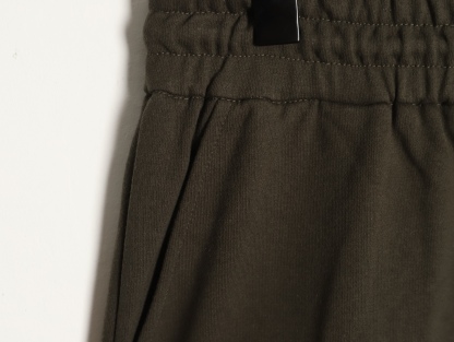 Burberry/巴寶莉 24Fw  TB格紋貼布立體刺繡棉質針織長褲  
面料採用400克洗水純棉毛圈棉質面料，訂染顏色後整蝕毛處理，對照原版做絲滑超柔處理，
布面肌理股線清晰明顯，垂感一級棒，做工精緻都到達外貿出口標準，
刺繡工藝採用百靈達刺繡機器，使刺繡顏色更加飽滿，繡花更加立體，
透氣舒適度高，細節無可挑剔，手感細膩柔軟！上身版型超贊！
顏色：黑色  軍綠
M1 size：S-XL
