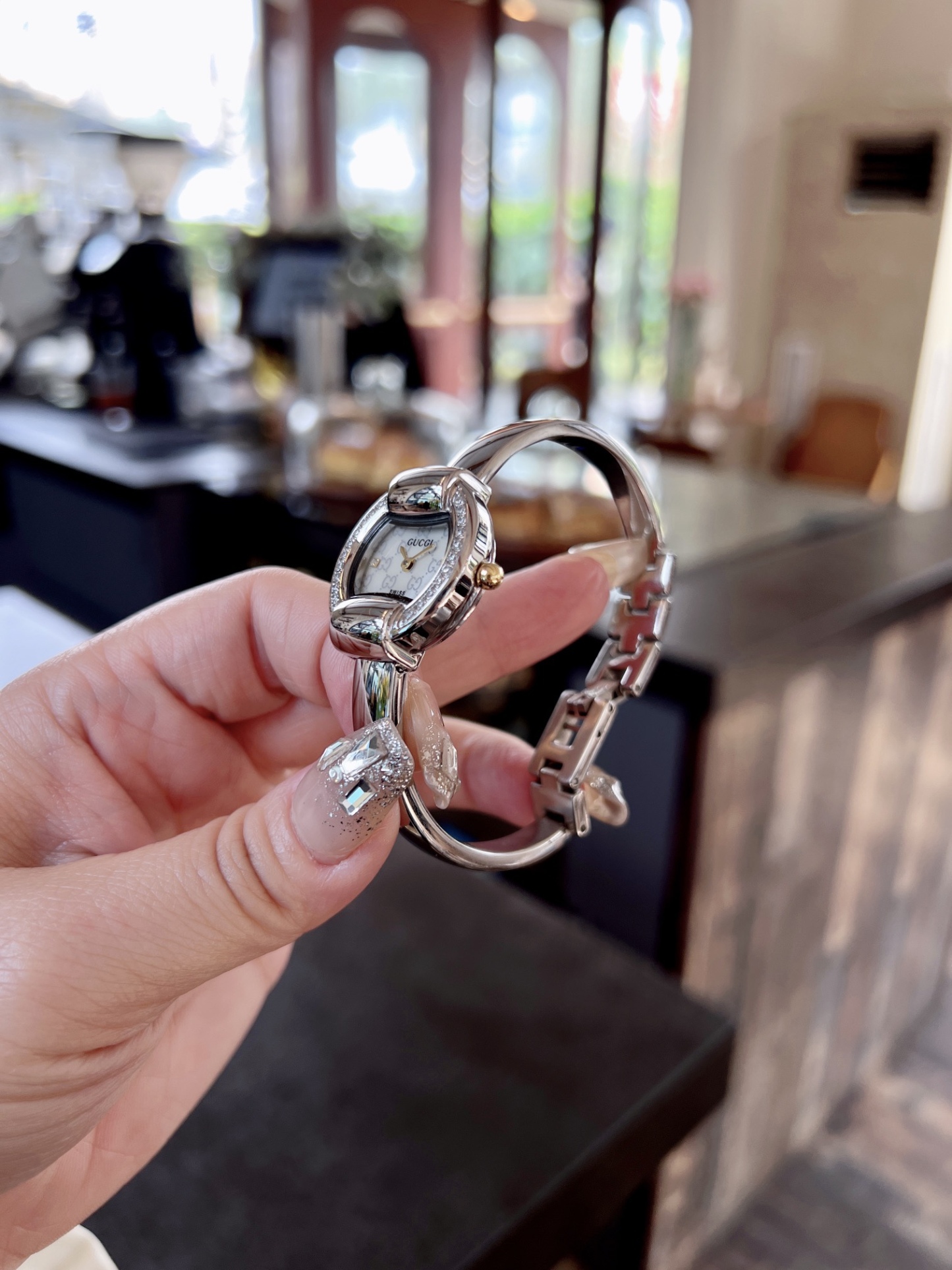 
古馳
Gucci 瑞士日內瓦最新限量款升級版到貨（後蓋全新加重處理，重做原裝對版鑲鑽字面。字面鑲嵌八箭八星兩個閃亮的鋯鑽石💎，細節誠意滿滿💎區別以往老舊版本，歡迎品鑒👏👏），表徑25mm，厚度7.5mm，藍寶石玻璃，表面把頭都有經典雙G logo設計元素，非常經典，適合小手腕佩戴，小巧玲瓏，溫婉細膩