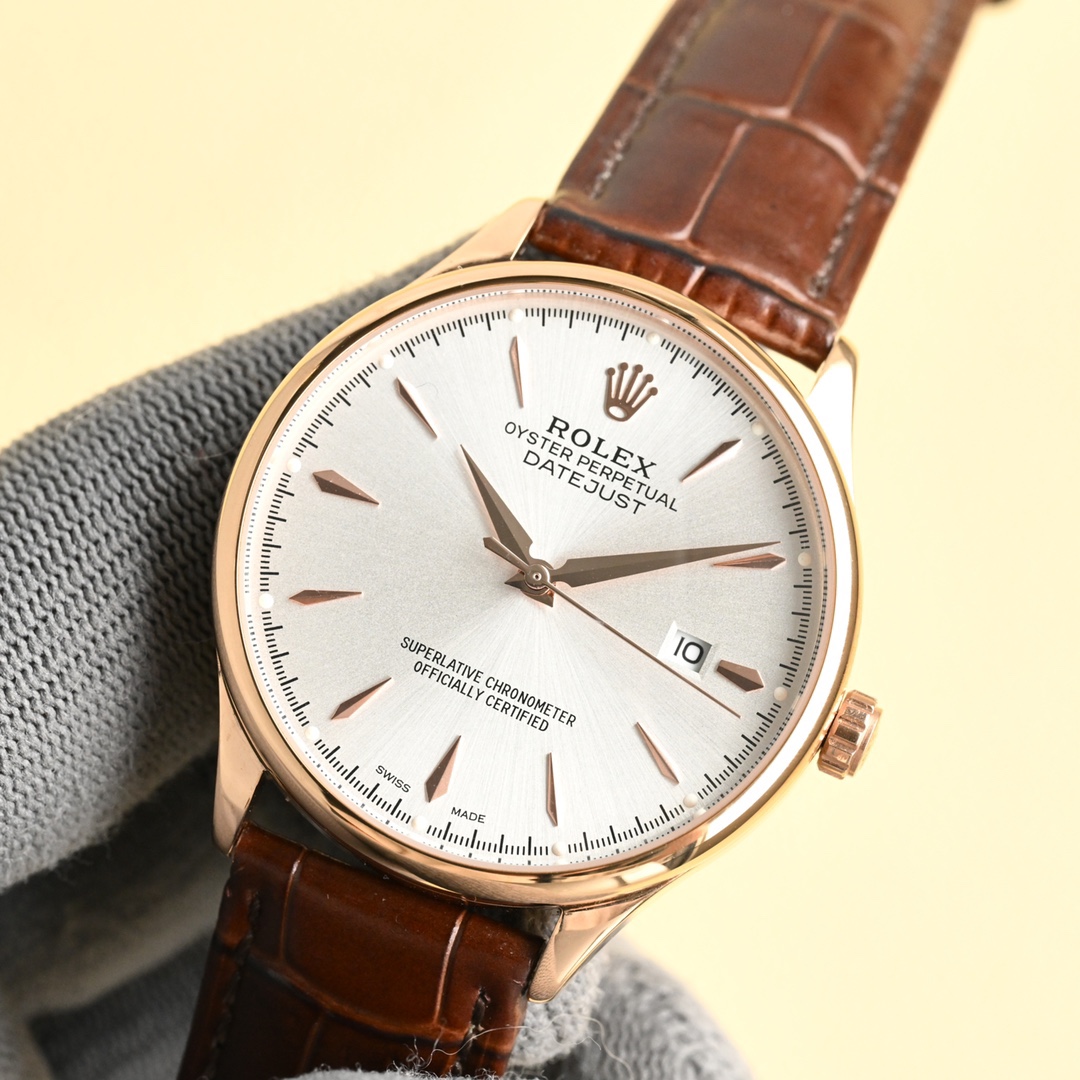 爆款主推勞力士【ROLEX】男士腕表 採用獨特的錶盤設計 搭配而來的是更高檔奢華的勞力士， 初識勞力士必憧憬有朝一日能擁有它，戴上勞力士必順風順水必發達，你值得擁有，歡迎評鑒！！
機芯：搭配全新進口8215西鐵城（零返修） 尺寸：40鏡面：藍寶石玻璃永不刮花 材質：316L精鋼表殼 動力：儲存48小時 防水深度：100米意大利小牛皮帶，原裝針扣！