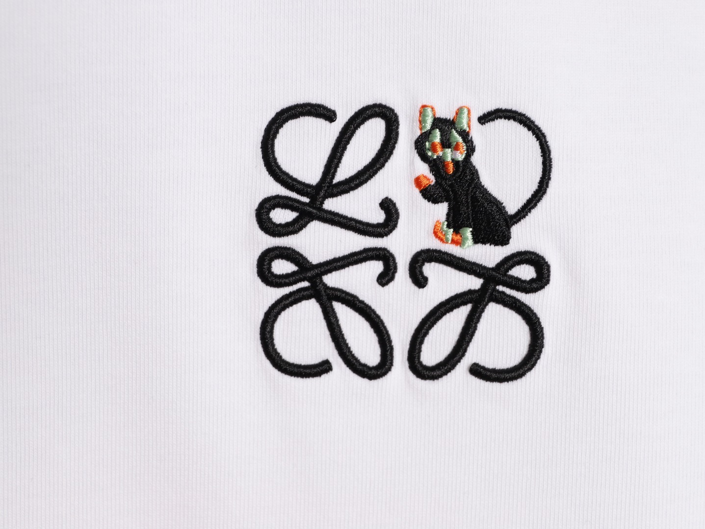 🔝LOEWE X LOUIS WAIN 羅意威 貓咪刺繡短袖T恤
定制緞光精密超柔錦棉，採用進口機刺繡工藝，精度高，線條流暢而細膩，面料都經過澆洗，手感質感更佳，不易變形，不易縮水，不易褪色，寬松版型
B Size：S-XL
