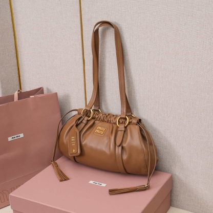 MIU中古腋下饺子包，全新植柔羊皮满满复古怀旧风情，搭配钢质做旧金属五金配件，质感高级典雅，袋口采用抽绳束口设计，细密的皱褶花边立体而俏皮，高级又不失慵懒随性，内搭全新条纹帆布里，配一个拉链隔层，独特的设计谁用谁好看