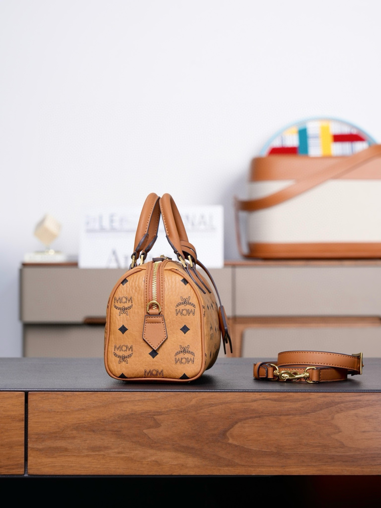 ®全新升級®官網同步
𝙈𝘾𝙈 𝙀𝙡𝙡𝙖 𝘽𝙤𝙨𝙩𝙤𝙣
乾邑色𝙎𝙢𝙖𝙡𝙡#波士頓枕頭包

·CP獨家出品｜乾邑色
這款Visetos波士頓包採用天然Nappa皮革飾邊、皮革吊牌及掛鎖設計。
這款小號Ella波士頓包誕生於慕尼黑的黃金時代，是一款日用肩背包。皮革吊牌及雕花Logo金屬掛鎖的設計靈感源自品牌的旅行傳統，直接取材於品牌的經典旅行箱。

型號：MWBFAEA03PZ001
尺寸：25*14*16cm
肩帶：可調節93-109cm
開合：拉鍊式
顏色：乾邑色/