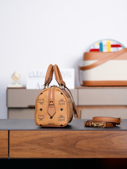 ®全新升級®官網同步
𝙈𝘾𝙈 𝙀𝙡𝙡𝙖 𝘽𝙤𝙨𝙩𝙤𝙣
乾邑色𝙎𝙢𝙖𝙡𝙡#波士頓枕頭包

·CP獨家出品｜乾邑色
這款Visetos波士頓包採用天然Nappa皮革飾邊、皮革吊牌及掛鎖設計。
這款小號Ella波士頓包誕生於慕尼黑的黃金時代，是一款日用肩背包。皮革吊牌及雕花Logo金屬掛鎖的設計靈感源自品牌的旅行傳統，直接取材於品牌的經典旅行箱。

型號：MWBFAEA03PZ001
尺寸：25*14*16cm
肩帶：可調節93-109cm
開合：拉鍊式
顏色：乾邑色/