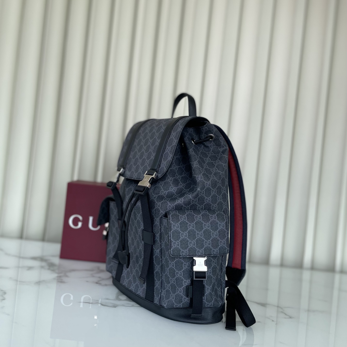 GG黑色大號背包
經典GG Supreme帆布以質地柔軟且富有延展性而著稱，是品牌歷經歲月洗禮卻從未褪色的經典面料之一。該面料以超細纖維塗層織物打造，以全黑色匠心呈現，賦予這款背包以別緻魅力。同色調皮革滾邊令整個廓形愈發豐滿，典藏條紋織帶則為整個設計注入一抹亮色
款號792080克，尺寸46X35X12