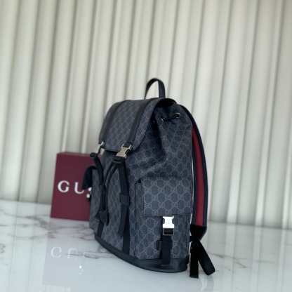 GG黑色大號背包
經典GG Supreme帆布以質地柔軟且富有延展性而著稱，是品牌歷經歲月洗禮卻從未褪色的經典面料之一。該面料以超細纖維塗層織物打造，以全黑色匠心呈現，賦予這款背包以別緻魅力。同色調皮革滾邊令整個廓形愈發豐滿，典藏條紋織帶則為整個設計注入一抹亮色
款號792080克，尺寸46X35X12