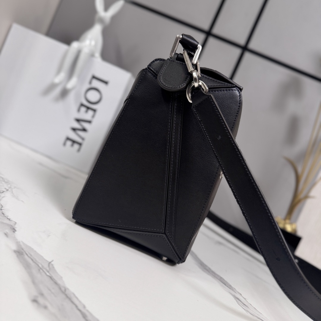 羅家🌟新款 🆕大號亮面牛皮革Panta Puzzle  手袋Puzzle 以別具一格的幾何線條勾勒長方體造型。此大號版本採用亮面牛皮革製成，飾有單寧布長褲風格細節 .可肩背、斜挎或手提*可拆卸可調節肩帶*拉鍊開合，牛皮革拉鍊頭*一個外部拉鍊後袋，一個內部插袋人字紋棉質帆布襯里*Anagram 壓紋
size: 33×14.7×21.5cm
型號：052500