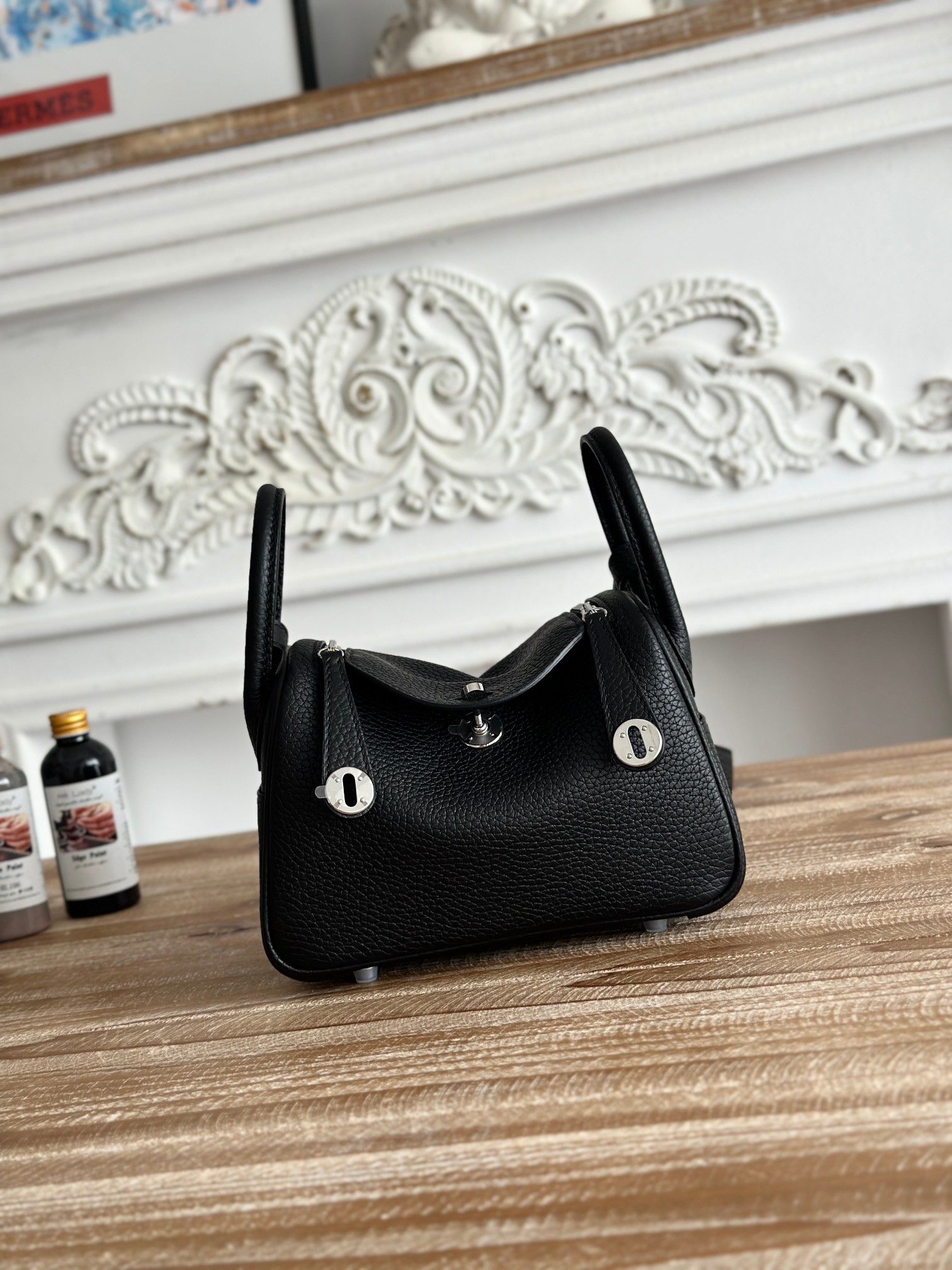 琳迪lindy 19cm	
Tc皮 蜜蠟線半手工縫製
lindy19保留了琳迪包所有細節的完整設計，側口袋、拉鍊等全部都是經典的設計√
這只小可愛暴擊了多少人的少女心