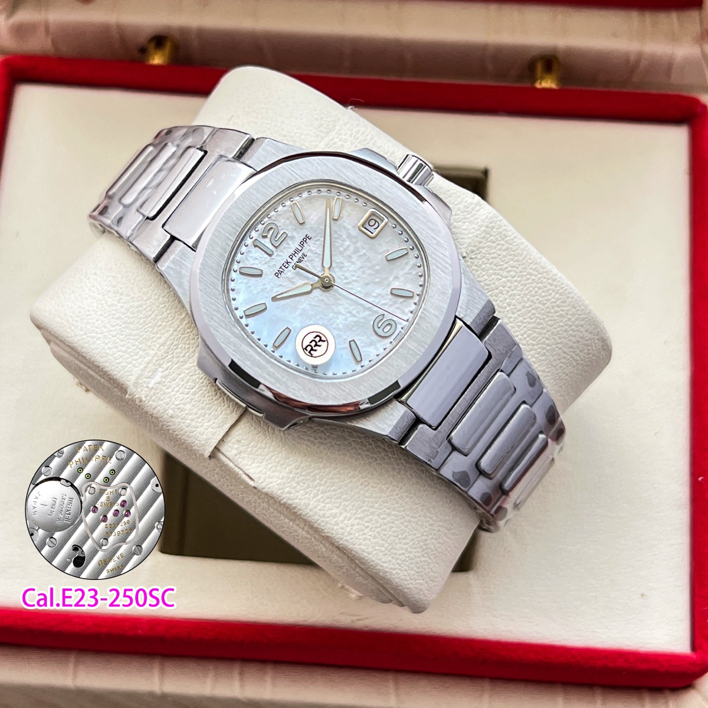 RRR廠聯合瑞士設計師耗時兩年，重金打造天花板PP鸚鵡螺7010系列！原版起模還原數據，達到1：1精細對版。
亮點1️⃣
秒殺市面絕大多數石英女表，搭載🫱🏻🫱🏻（瑞士原裝Cal.E 23-250SC機芯）🫲🏻🫲🏻絕無僅有！0誤差0故障。
亮點2️⃣
字面採用瑞士鋁酸鍶鹽（無放射性）夜光塗層工藝，結合光學塗層增強吸光效率，延長余暉時間，還原原版姿態，讓佩戴者在夜晚更顯靚麗。
亮點3️⃣
原版尺寸：32mm直徑，6.9mm厚度。此款鸚鵡螺女款不僅擁有優雅運動風格，還增加了幾分柔美