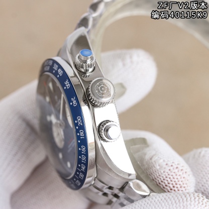 ZF新品—V2版本，帝舵全新碧灣計時型(Tudor ，腕表⌚️編碼40115K9，BlackBayChrono)腕表—經典元素與現代創新的精妙平衡,是真正意義上的“帝舵畢業款”。
🔥亮點🔥ZF是市場唯一一家日曆對版的廠家，日曆窗尺寸，日曆數字的字體和大小均與正品一致。
【表殼】ZF正品1:1開模41MM直徑採用316L精鋼表殼，表面拉絲和拋光工藝交交替處理，抗划痕性強，質感十足。配備起高工藝的黑色陽極氧化鋁測速計字外圈，旋入式表冠和密閉式底蓋，賦予腕表200米防水。
【錶盤】獨具匠心的錶盤設計