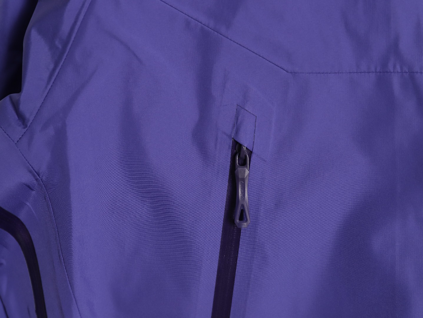 🔝Kailas 凱樂石· MONT X- LT  輕量化衝鋒衣外套

戶外與日常的理想之選，為你帶來極致體驗：

• 超輕量設計：M碼僅重284g，全衣重量減輕54%，極致輕量，穿上宛如無物，長時間徒步、攀爬毫無負擔。收納後體積小巧，如同一瓶礦泉水大小，輕鬆塞於背包一角，不佔空間。

• 卓越面料性能：採用40D GORE - TEX 3L面料，防水指數高達20,000mmH₂O以上，能抵御暴雨侵襲，在雨中行走也可保持身體乾爽。防風性能出色，可有效阻擋狂風。透氣指數達10,000g/m²/2