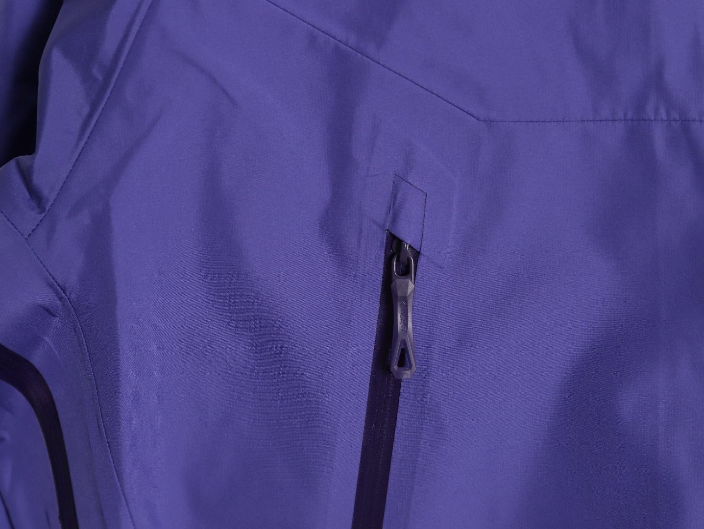 🔝Kailas 凱樂石· MONT X- LT  輕量化衝鋒衣外套

戶外與日常的理想之選，為你帶來極致體驗：

• 超輕量設計：M碼僅重284g，全衣重量減輕54%，極致輕量，穿上宛如無物，長時間徒步、攀爬毫無負擔。收納後體積小巧，如同一瓶礦泉水大小，輕鬆塞於背包一角，不佔空間。

• 卓越面料性能：採用40D GORE - TEX 3L面料，防水指數高達20,000mmH₂O以上，能抵御暴雨侵襲，在雨中行走也可保持身體乾爽。防風性能出色，可有效阻擋狂風。透氣指數達10,000g/m²/2