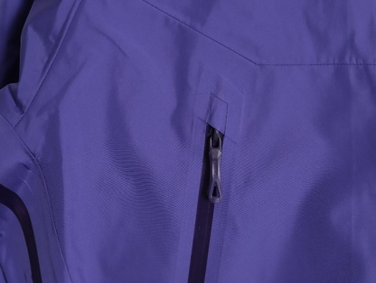 🔝Kailas 凱樂石· MONT X- LT  輕量化衝鋒衣外套

戶外與日常的理想之選，為你帶來極致體驗：

• 超輕量設計：M碼僅重284g，全衣重量減輕54%，極致輕量，穿上宛如無物，長時間徒步、攀爬毫無負擔。收納後體積小巧，如同一瓶礦泉水大小，輕鬆塞於背包一角，不佔空間。

• 卓越面料性能：採用40D GORE - TEX 3L面料，防水指數高達20,000mmH₂O以上，能抵御暴雨侵襲，在雨中行走也可保持身體乾爽。防風性能出色，可有效阻擋狂風。透氣指數達10,000g/m²/2