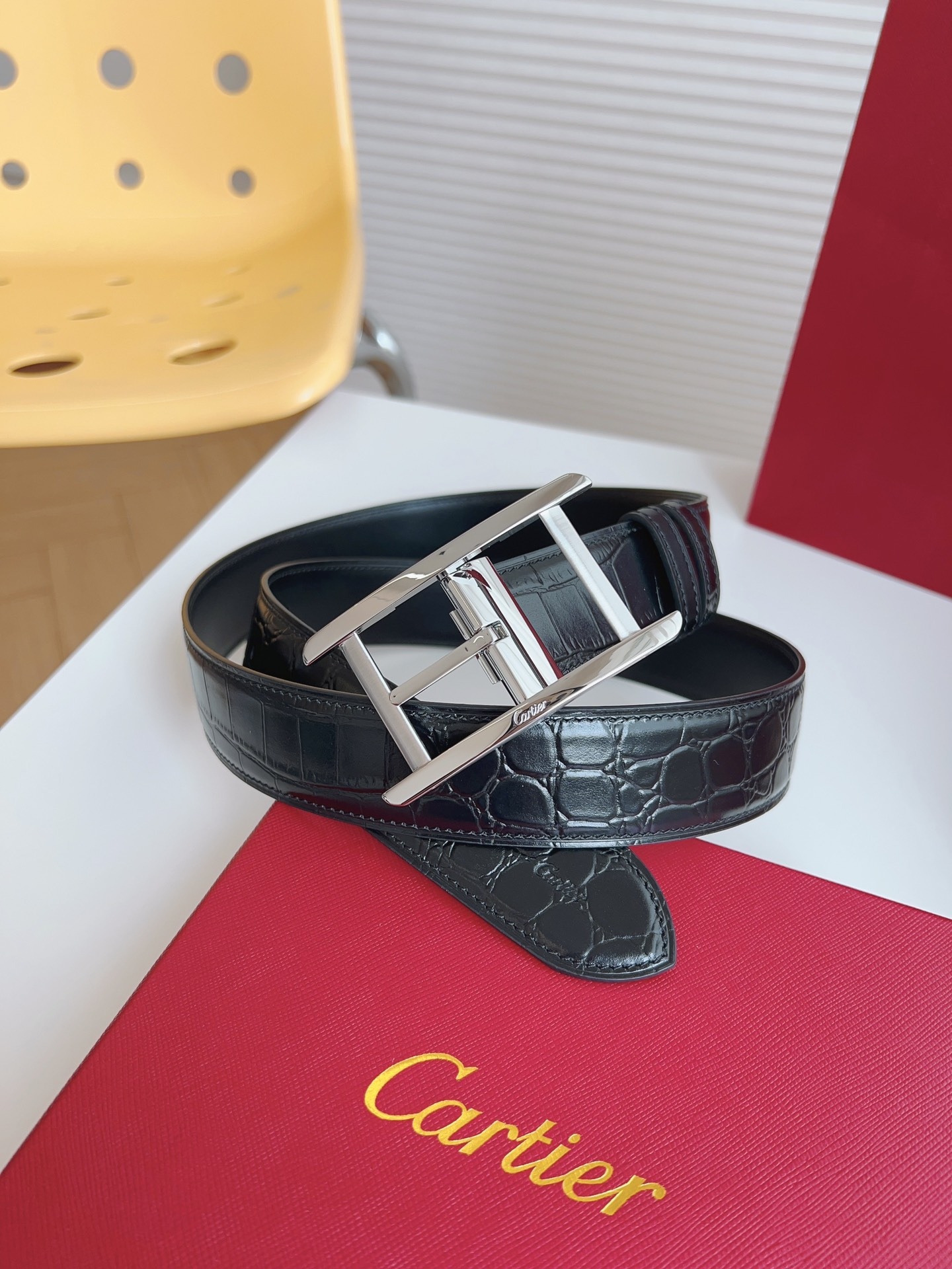 
Cartier（卡地亞）憑借匠心傑作展現與眾不同的美感，融合精湛工藝與經典設計，演繹雋永風格；瀟灑不羈，果敢獨立！此款式易搭配服飾；休閒正裝兩相宜。皮帶寬度：35mm