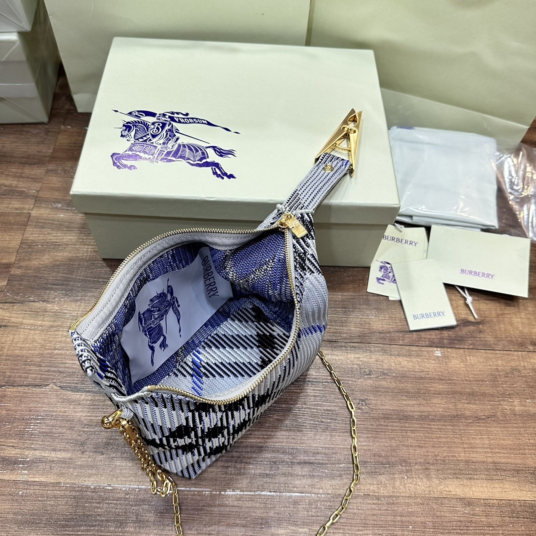 迷你鏈條版Peg手拿包全新mini
新增可拆卸金屬鏈條 實用性更強
尺寸16×10× 26cm.