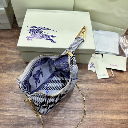 迷你鏈條版Peg手拿包全新mini
新增可拆卸金屬鏈條 實用性更強
尺寸16×10× 26cm.