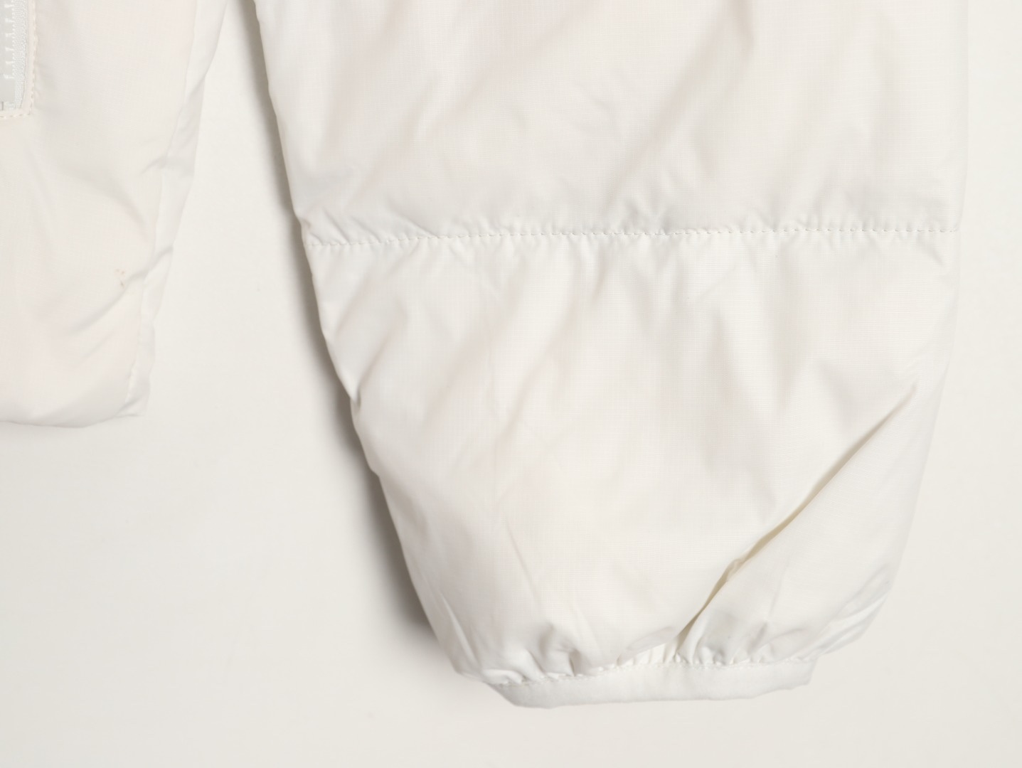 Nike/耐克Windrunner風行者2025經典款新款輕薄連帽羽絨服外套夾克
原版復刻 頂級品質  專櫃尺碼 零下十幾度無壓力 極地防寒防風防水防雪！超級蓬松度 休閒運動 街頭時尚潮流休閒運動連帽保暖短款羽絨服 鎖絨效果好 不拽絨 品質看得見 蓬松度爆表 能在衣物內形成大量空氣隔熱層 輕鬆抵御零下20°C的嚴寒 哪怕極寒天氣也能牢牢鎖住體溫 讓你在冰天雪地中也能溫暖如春 高含絨量帶來極致輕盈的穿著體驗 告別傳統羽絨服的臃腫感 活動自如 溫暖卻不笨重 
L SIZE:S-2XL