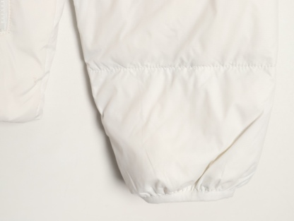 Nike/耐克Windrunner風行者2025經典款新款輕薄連帽羽絨服外套夾克
原版復刻 頂級品質  專櫃尺碼 零下十幾度無壓力 極地防寒防風防水防雪！超級蓬松度 休閒運動 街頭時尚潮流休閒運動連帽保暖短款羽絨服 鎖絨效果好 不拽絨 品質看得見 蓬松度爆表 能在衣物內形成大量空氣隔熱層 輕鬆抵御零下20°C的嚴寒 哪怕極寒天氣也能牢牢鎖住體溫 讓你在冰天雪地中也能溫暖如春 高含絨量帶來極致輕盈的穿著體驗 告別傳統羽絨服的臃腫感 活動自如 溫暖卻不笨重 
L SIZE:S-2XL