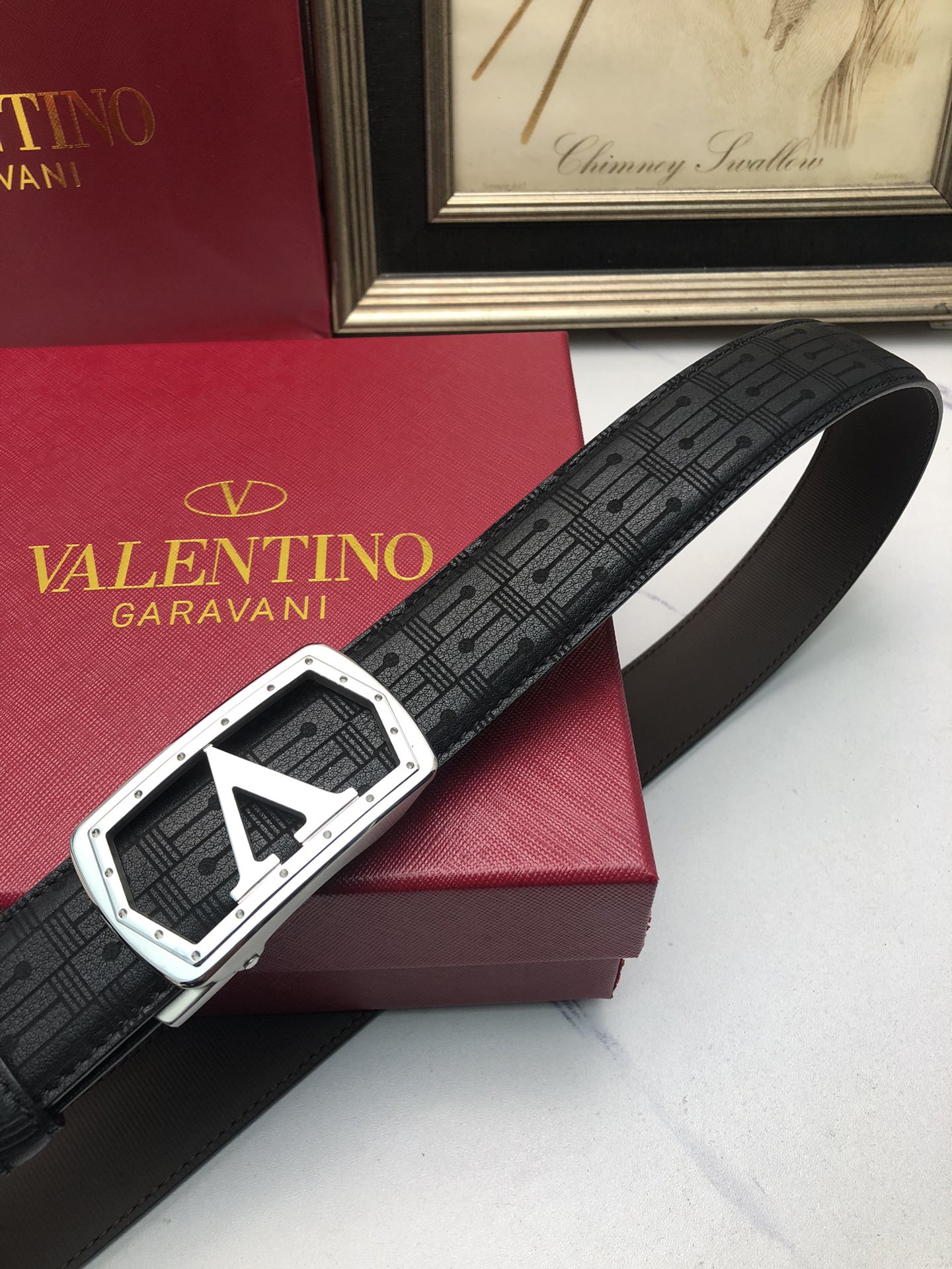 華倫天奴：原單頭層牛皮燙印花紋面，內襯頭層小牛皮底，搭配原單自動扣，可裁剪的自動帶，此款腰帶面雙採用意大利原定廠制進口牛皮帶身 ，對專版櫃足寬3.5