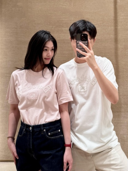 🔝BURBERRY巴寶莉BBR 哥特體刺繡短袖T恤
正品購入，100%洗後維斯棉235克，舒彈羅紋285克，進口刺繡，面料酵洗，定制1：1商標，寬松版型
B Size：S-XL