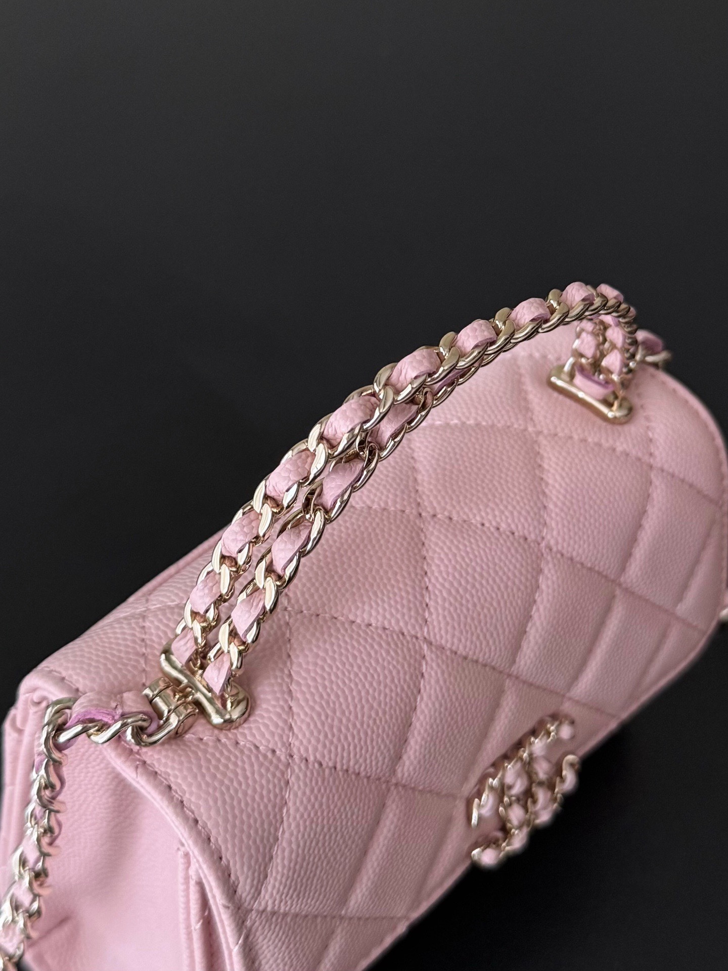 Chanel 25S 新款本季 最火的小球牛皮Kelly 手柄包
這顆絕對是黑馬
第一眼看到就深深愛上💕
顏值不必說 直接閉眼入不會錯
很好打理 也是百搭型
實現了單背斜挎腋下背手拎的效果📷
簡直就是福音〰️
很精緻 值得珍藏🔝

五金：全鋼18K淺金
皮料：獨家Haas小牛皮
尺寸：𝟏𝟒.𝟓*𝟏𝟏.𝟓*𝟓.𝟓 𝚌𝚖
型號：AS3237