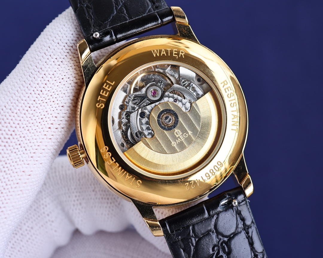 
玫瑰][玫瑰]20223【OMEGA】新款推薦，蝶飛系列＂升級版＂，機芯型號為ETA2824-6機芯（6位真日曆與24小時星辰功能） 質量穩定，尺寸40mm，厚度1.1mm.表殼為316L全鋼鍍納米鉑金表技術，更彰顯高貴大氣，錶帶搭配意大利頭層小皮，是你佩戴裝飾不二選擇。實物更高大上，期待你的品鑒[抱拳]送禮自戴精品！[勝利]高端品質，匠心獨具！大廠品質！歡迎轉載！