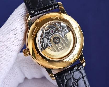 
玫瑰][玫瑰]20223【OMEGA】新款推薦，蝶飛系列＂升級版＂，機芯型號為ETA2824-6機芯（6位真日曆與24小時星辰功能） 質量穩定，尺寸40mm，厚度1.1mm.表殼為316L全鋼鍍納米鉑金表技術，更彰顯高貴大氣，錶帶搭配意大利頭層小皮，是你佩戴裝飾不二選擇。實物更高大上，期待你的品鑒[抱拳]送禮自戴精品！[勝利]高端品質，匠心獨具！大廠品質！歡迎轉載！