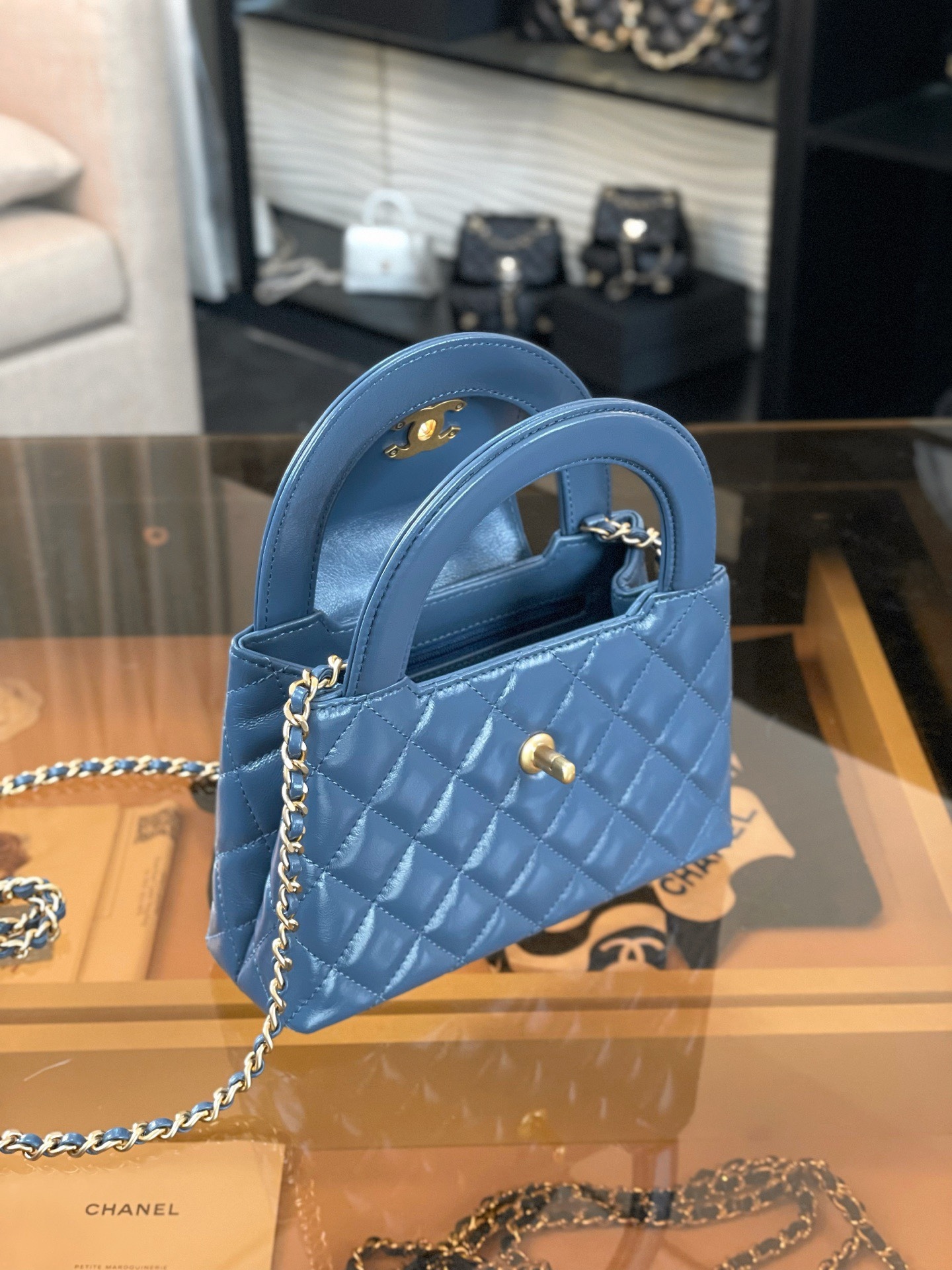 特▪️級 
🆕𝗖𝗵𝗮𝗻𝗲𝟭  
𝗞𝗲𝗹𝗹𝘆 手提鏈條包大號 霧霾藍

全網最熱🔥𝟤𝟦𝖯 𝗄𝖾𝗅𝗅𝗒手提袋
叱吒整個秀場，簡直美絕了〰️
簡約又復古的小手提很靈魂很舒適。
又乖又耐看，實在絕對愛不釋手❕

五金：厚鍍𝟤𝟦𝗄復古金
皮料：𝖵𝖾𝗅𝗂𝖾𝗋𝗊亮面小牛皮
尺寸： 𝟣𝟥*𝟣𝟫*𝟩 𝖼𝗆
4416