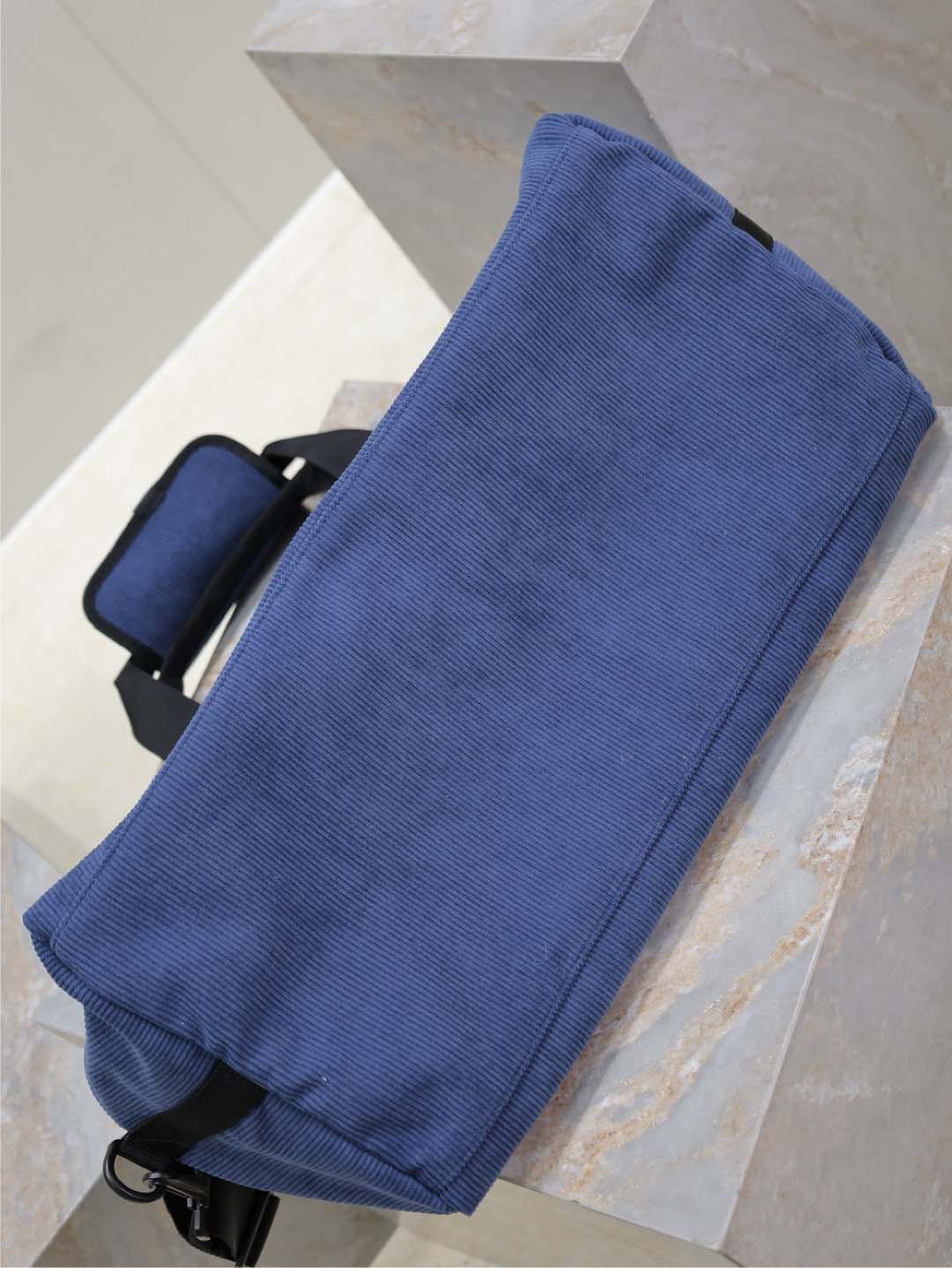 藍色絨面旅行手提袋✧
耐磨耐造的絨面料 絨面把手和牛皮肩帶 輕便時尚 包包容量非常大 手拎或者單肩挎著 都很大氣 簡約又高級的潮流高冷範
型號：581374
尺寸：50×26cm
手柄長度：18cm