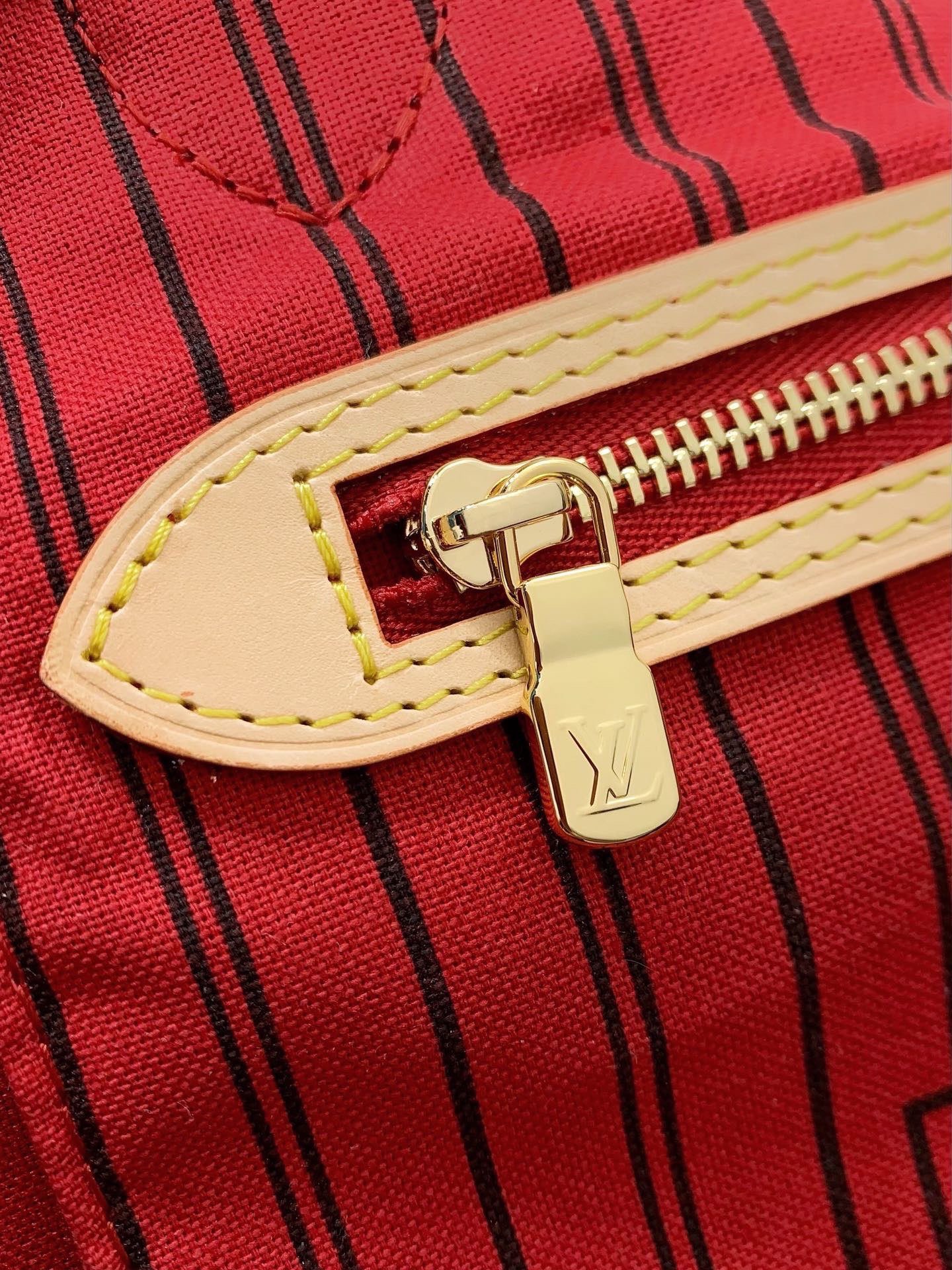 款號：M12708
        作為路易威登的經典設計之一，Neverfull Bandoulière Inside Out 中號手袋此次取材 Monogram 帆布和條紋織物，以雙面設計彰顯潮流新意。可拆卸肩帶方便斜挎，亦可通過側面鈎扣化身 Hobo 手袋。

28 x 14 x 31 釐米
(高 x 寬 x 長度)
