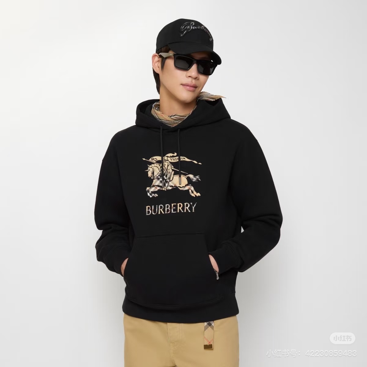 🔝BURBERRY巴寶莉BBR 戰馬格紋漸變馬術騎士連帽衛衣 
原版6350購入，原版面料採用定制，400g反向毛圈底紗 魚鱗布料，螺紋450g雙紗，顏色按布料訂染，原版一致。前胸（EKD）數碼印花工藝，裝飾漸變 Burberry 格紋。繡花雞眼工藝，還原原版。五金獨立開磨刻字。抽繩連帽設計，羅紋針織包邊及絨里收納口袋均採用加固縫製，強化功能耐用性
B Size：S-XL