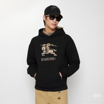 🔝BURBERRY巴寶莉BBR 戰馬格紋漸變馬術騎士連帽衛衣 
原版6350購入，原版面料採用定制，400g反向毛圈底紗 魚鱗布料，螺紋450g雙紗，顏色按布料訂染，原版一致。前胸（EKD）數碼印花工藝，裝飾漸變 Burberry 格紋。繡花雞眼工藝，還原原版。五金獨立開磨刻字。抽繩連帽設計，羅紋針織包邊及絨里收納口袋均採用加固縫製，強化功能耐用性
B Size：S-XL