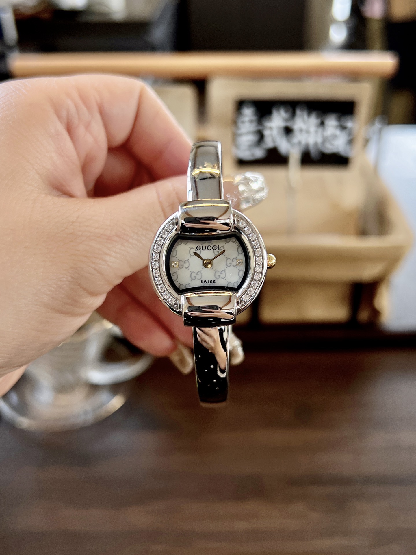 古馳
Gucci 瑞士日內瓦最新限量款升級版到貨（後蓋全新加重處理，重做原裝對版鑲鑽字面。字面鑲嵌八箭八星兩個閃亮的鋯鑽石💎，細節誠意滿滿💎區別以往老舊版本，歡迎品鑒👏👏），表徑25mm，厚度7.5mm，藍寶石玻璃，表面把頭都有經典雙G logo設計元素，非常經典，適合小手腕佩戴，小巧玲瓏，溫婉細膩