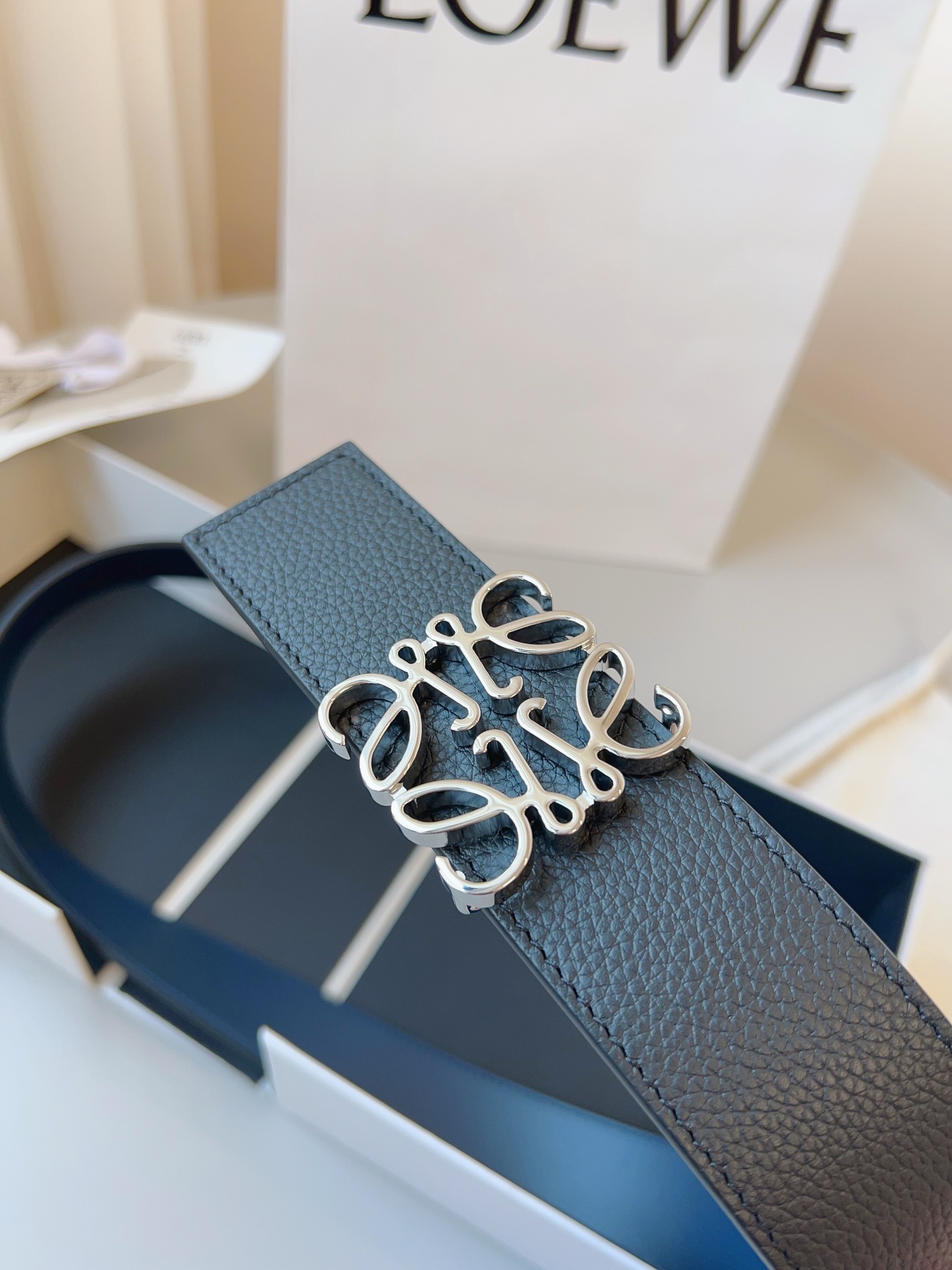 羅意威LoEWE 4.0cm正反兩穿腰帶，選用壓紋牛皮革製成，反復Anagram圖案