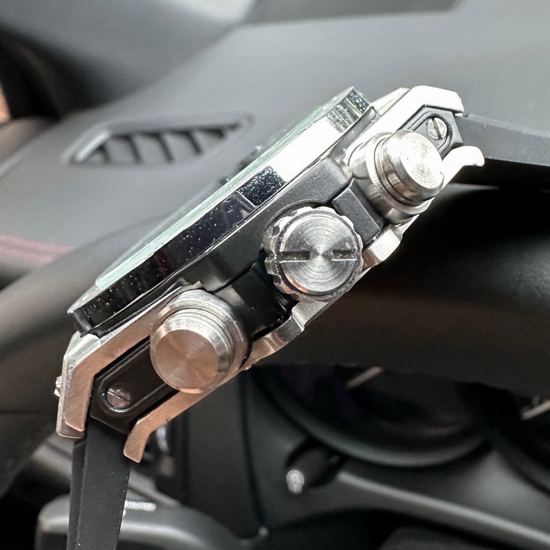 恆寶 Hublot精品男士腕表，勁爆鏤空設計，技藝精湛，獨具匠心，尊貴大氣，紳士風範。採用全自動機械機芯，頂級316精鋼表殼，天然橡膠錶帶，礦物質超強鏡面，尺寸43*13