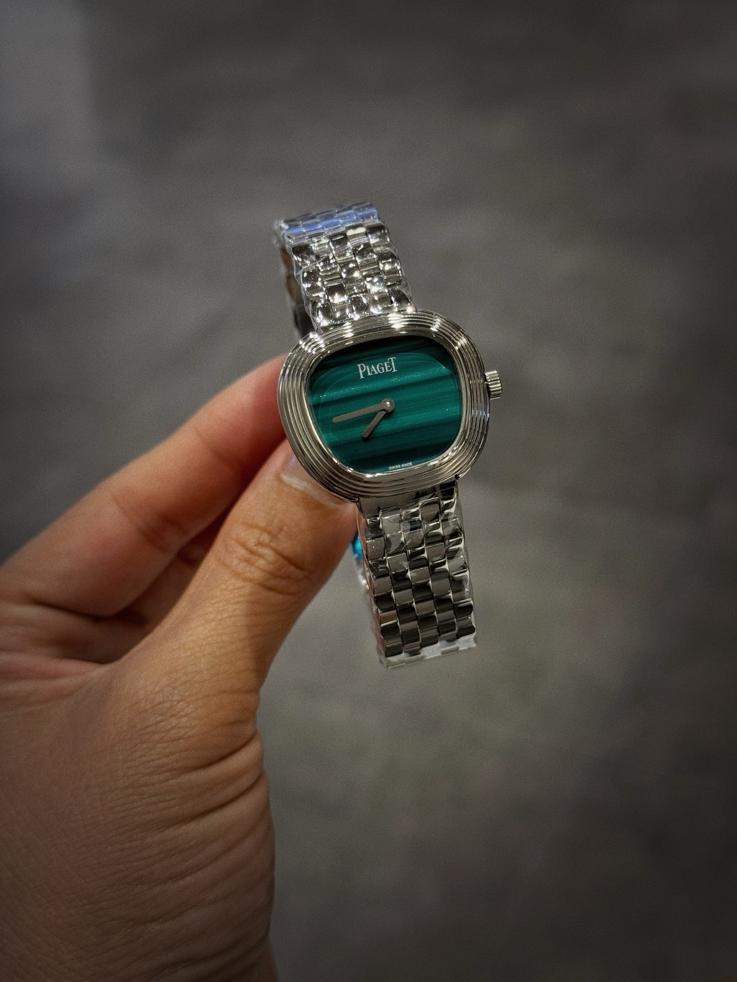 A8 factory•伯爵全新腕表 ﻿ #PiagetSixtie鎏金悅影系列 ﻿ 在瑞士鐘錶展「鐘錶與奇跡」閃亮登場！這款腕表游走於非凡制表工藝與黃金工藝之間，簡直是時尚與藝術的完美結合。Sixtie腕表採用獨特的梯形設計，重新詮釋1960年代末大膽華麗的風格，展現出獨特的魅力與優雅。
✨Sixtie系列腕表
✨直徑29毫米,
✨CNC數控雕刻精鋼梯形表殼
✨專櫃同步超薄厚度僅僅7mm
✨銀色太陽緞面打磨錶盤
✨316L精鋼錶鏈,搭載伯爵進口石英機芯  
認准A8出品！必屬精品！大廠品質！歡迎轉載！