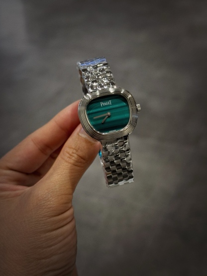 A8 factory•伯爵全新腕表 ﻿ #PiagetSixtie鎏金悅影系列 ﻿ 在瑞士鐘錶展「鐘錶與奇跡」閃亮登場！這款腕表游走於非凡制表工藝與黃金工藝之間，簡直是時尚與藝術的完美結合。Sixtie腕表採用獨特的梯形設計，重新詮釋1960年代末大膽華麗的風格，展現出獨特的魅力與優雅。
✨Sixtie系列腕表
✨直徑29毫米,
✨CNC數控雕刻精鋼梯形表殼
✨專櫃同步超薄厚度僅僅7mm
✨銀色太陽緞面打磨錶盤
✨316L精鋼錶鏈,搭載伯爵進口石英機芯  
認准A8出品！必屬精品！大廠品質！歡迎轉載！