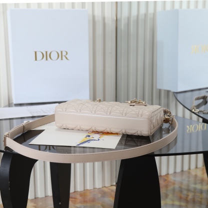 D-joy  原廠級別 

中號尺寸 米色現貨‼️

全新D-joy強勢回歸，最新中號✔️大爆款的節奏🔥，包包自帶兩條肩帶，多種背法🙋🏻‍♀️，上身又美又颯，經典的菱格設計🥅，搭配柔軟的綿羊皮優雅又時尚🌿

size：26-6-14cm
